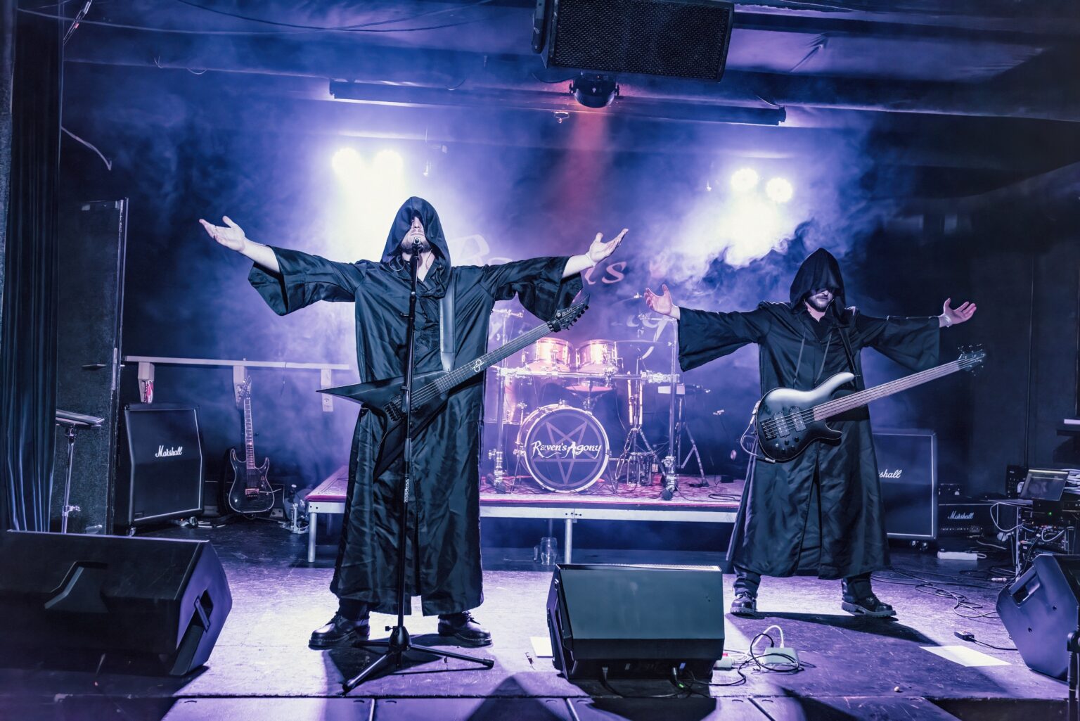 Raven’s Agony na pódiu pod koncertními světly