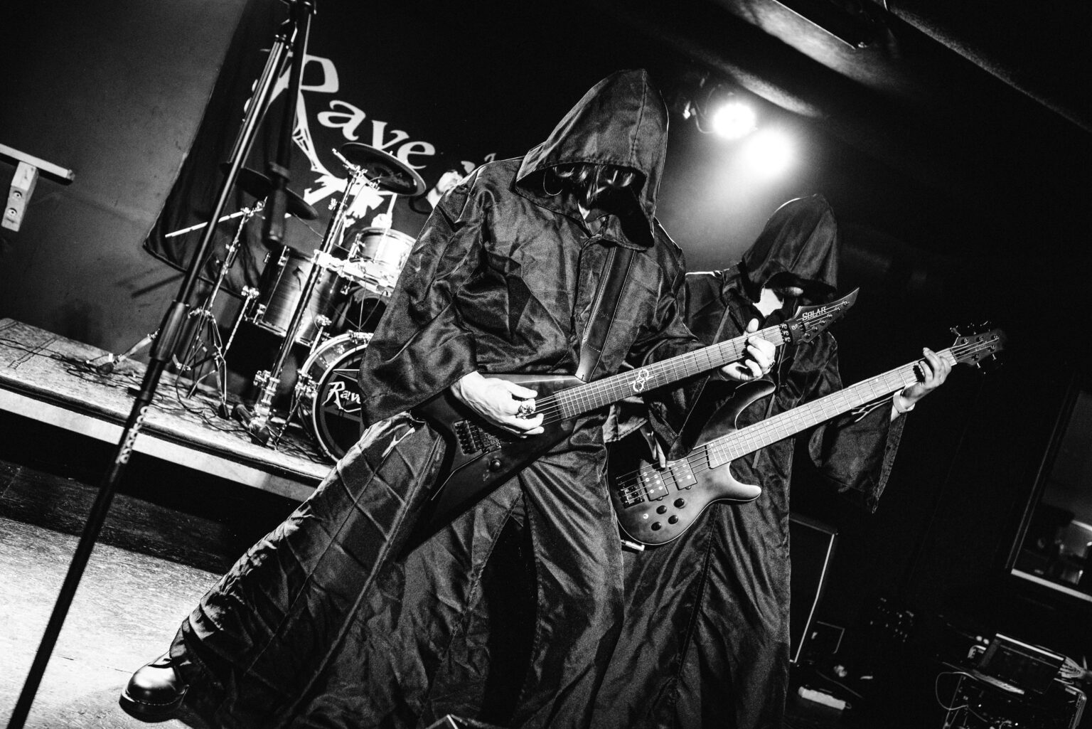 Raven’s Agony při živém vystoupení — černobílá koncertní fotografie