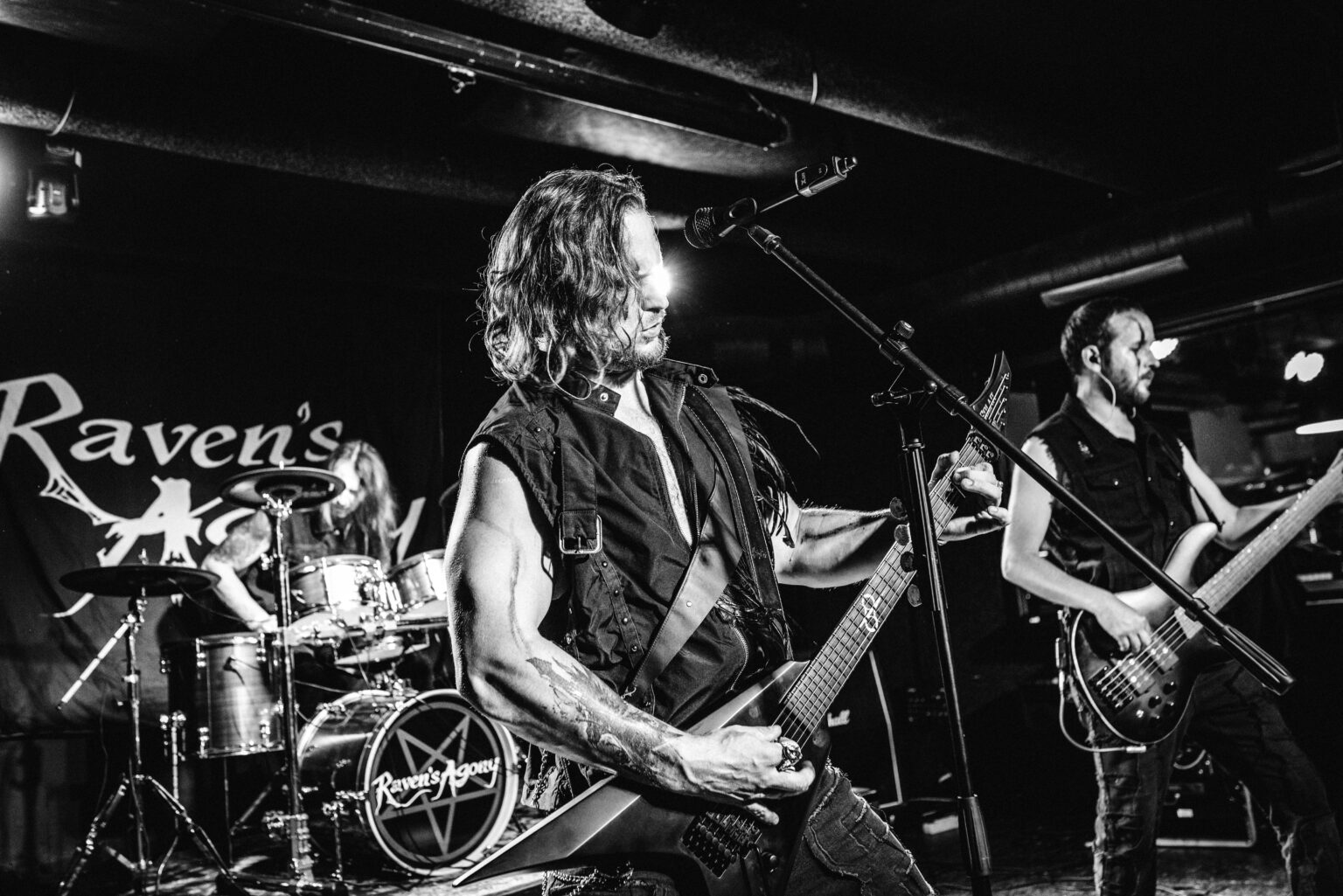 Baskytarista Raven’s Agony při živém vystoupení
